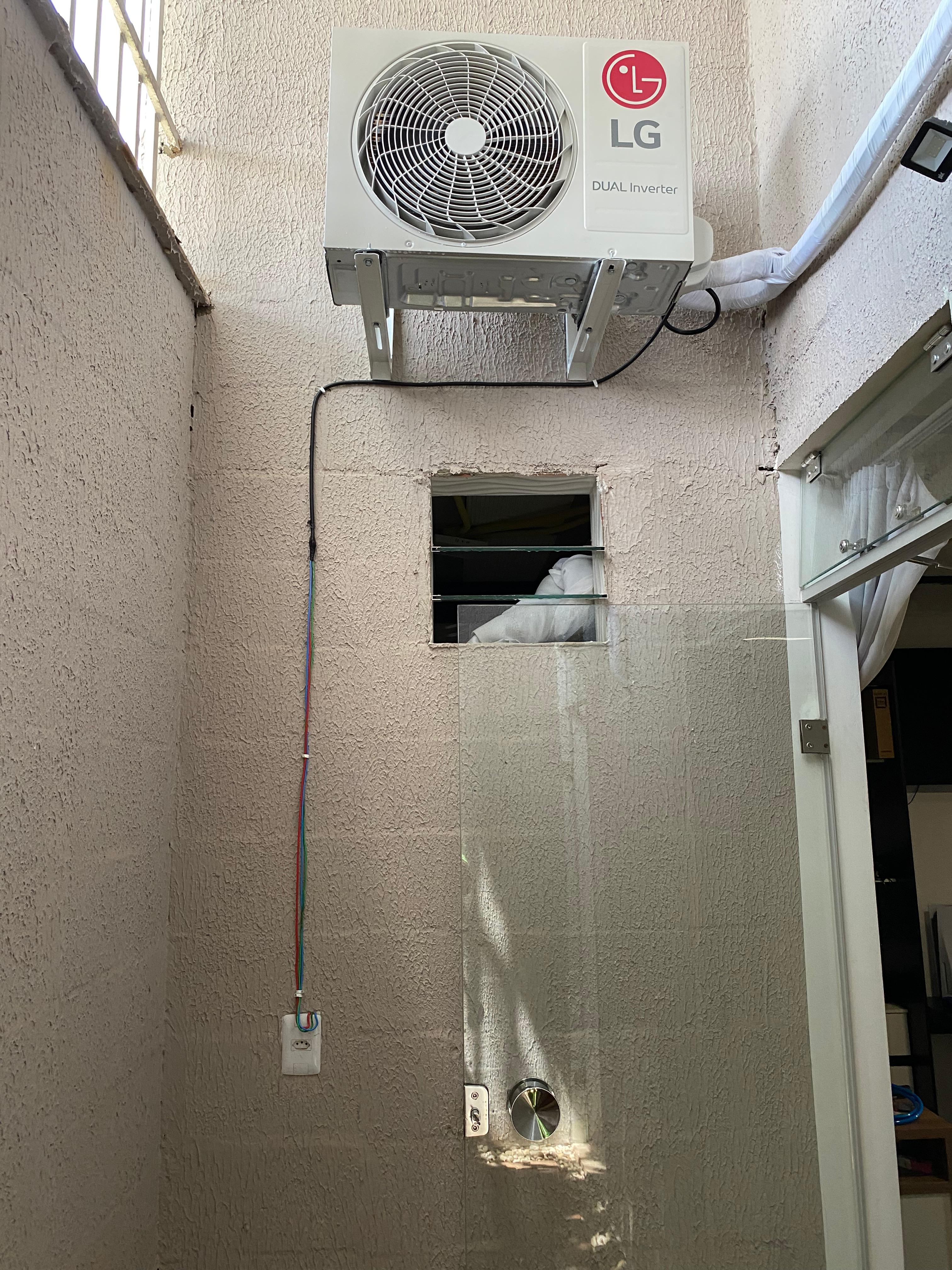 Técnico da Vento Polar instalando um ar-condicionado em Goiânia